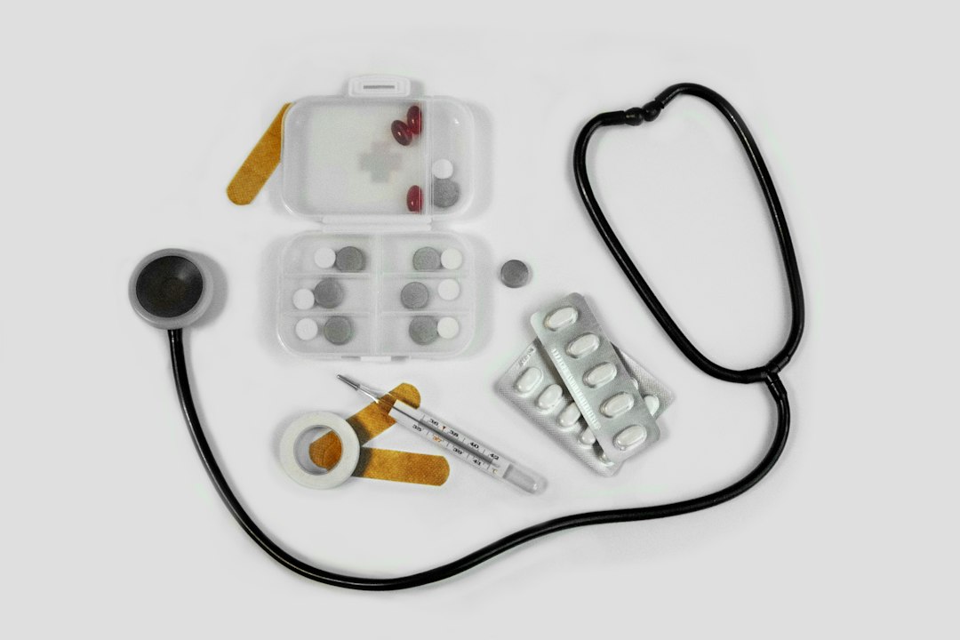 Insumos médicos de uso general sobre una superficie blanca